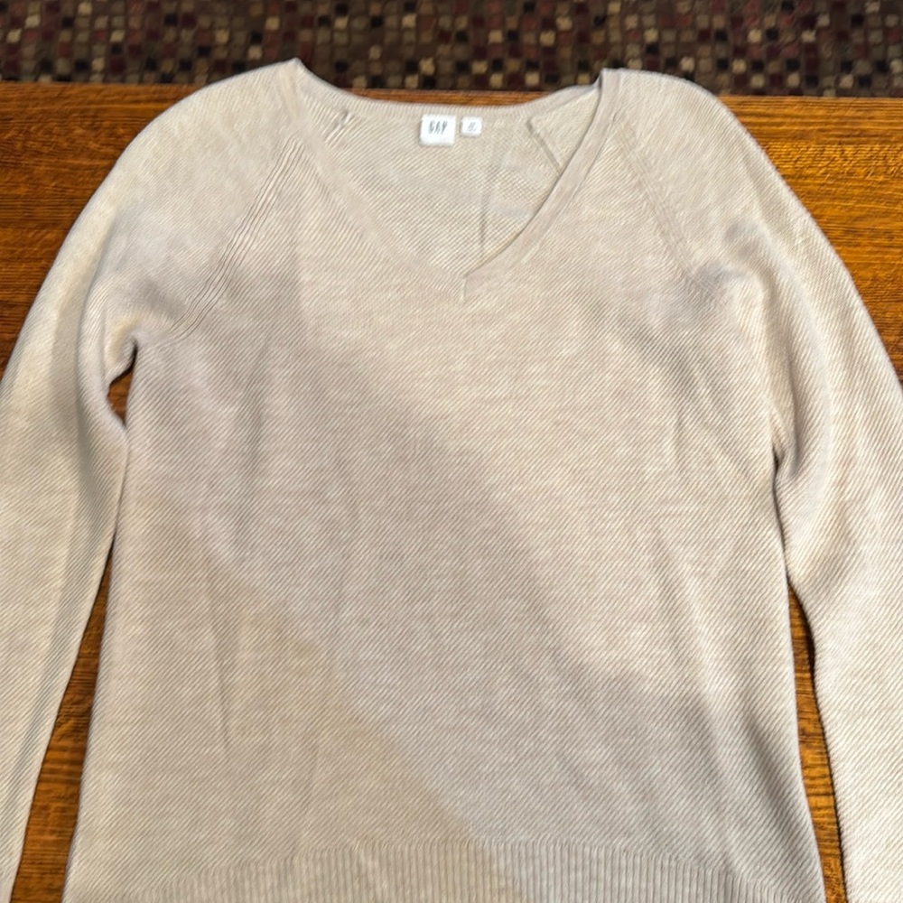 GAP cream V-neckl sweater XS